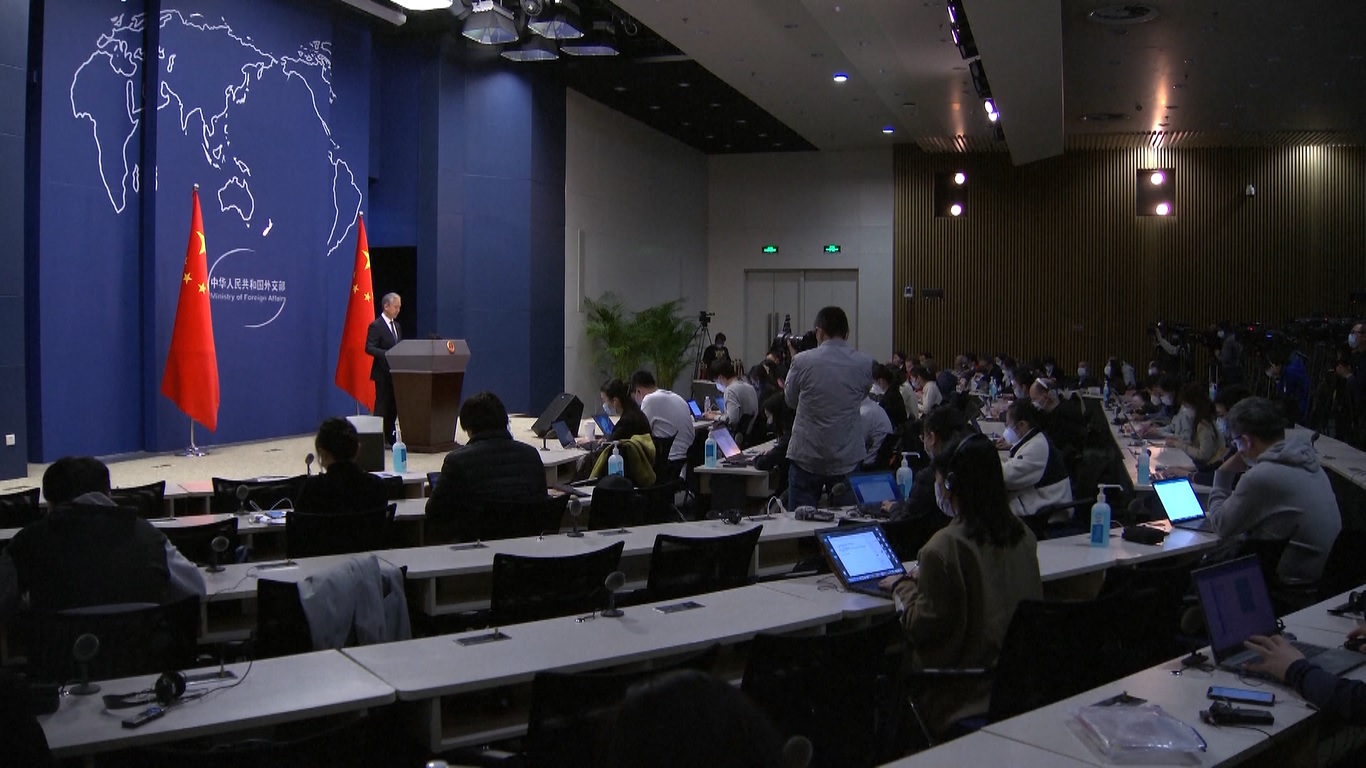 Wang melontarkan pernyataan itu sebagai respon atas masuknya kapal perang AS secara ilegal ke perairan teritorial Tiongkok di Laut China Selatan baru-baru ini