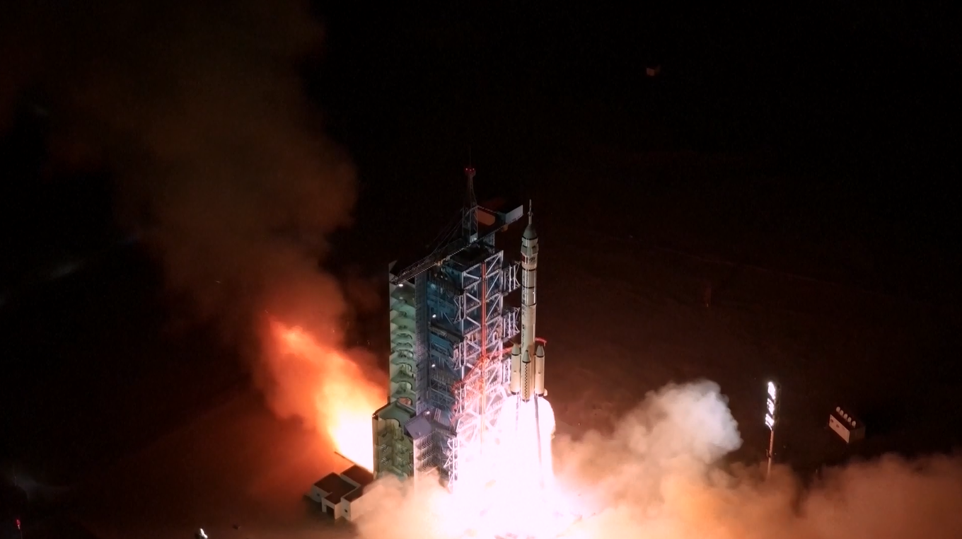 Tiongkok Berhasil Meluncurkan Pesawat Ruang Angkasa Berawak Shenzhou-21