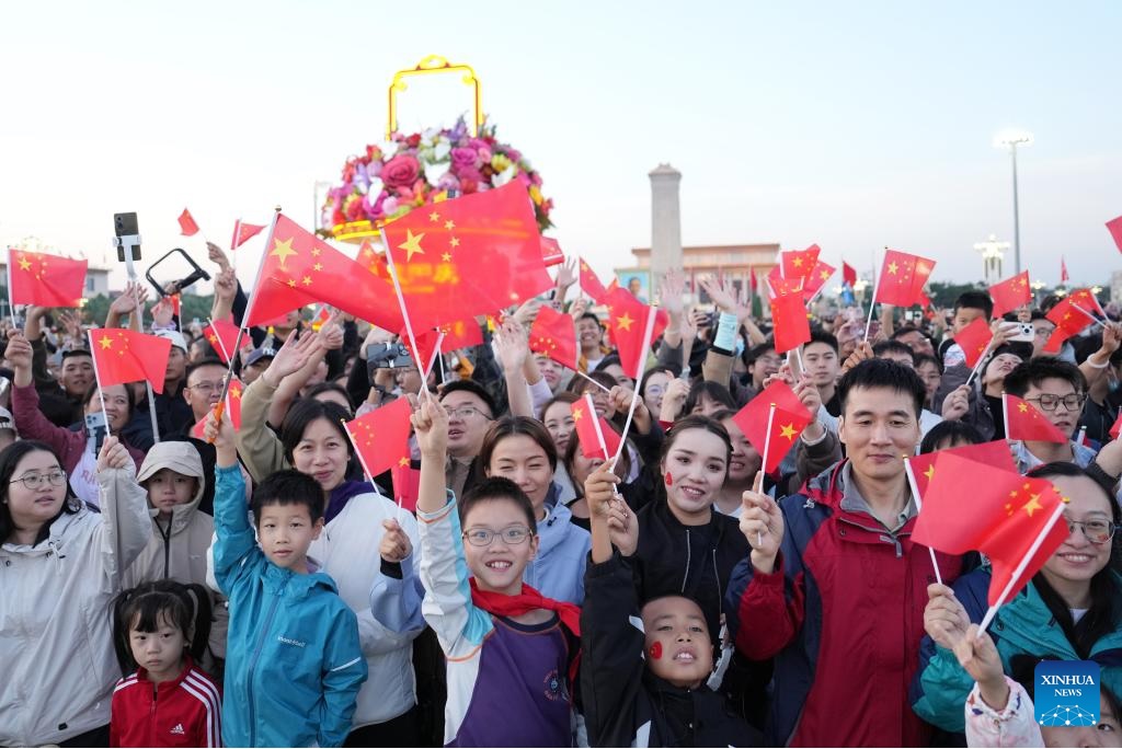 Upacara Pengibaran Bendera Di Lapangan Tian&#039;anmen Menandai Ulang Tahun Ke-76 RRT