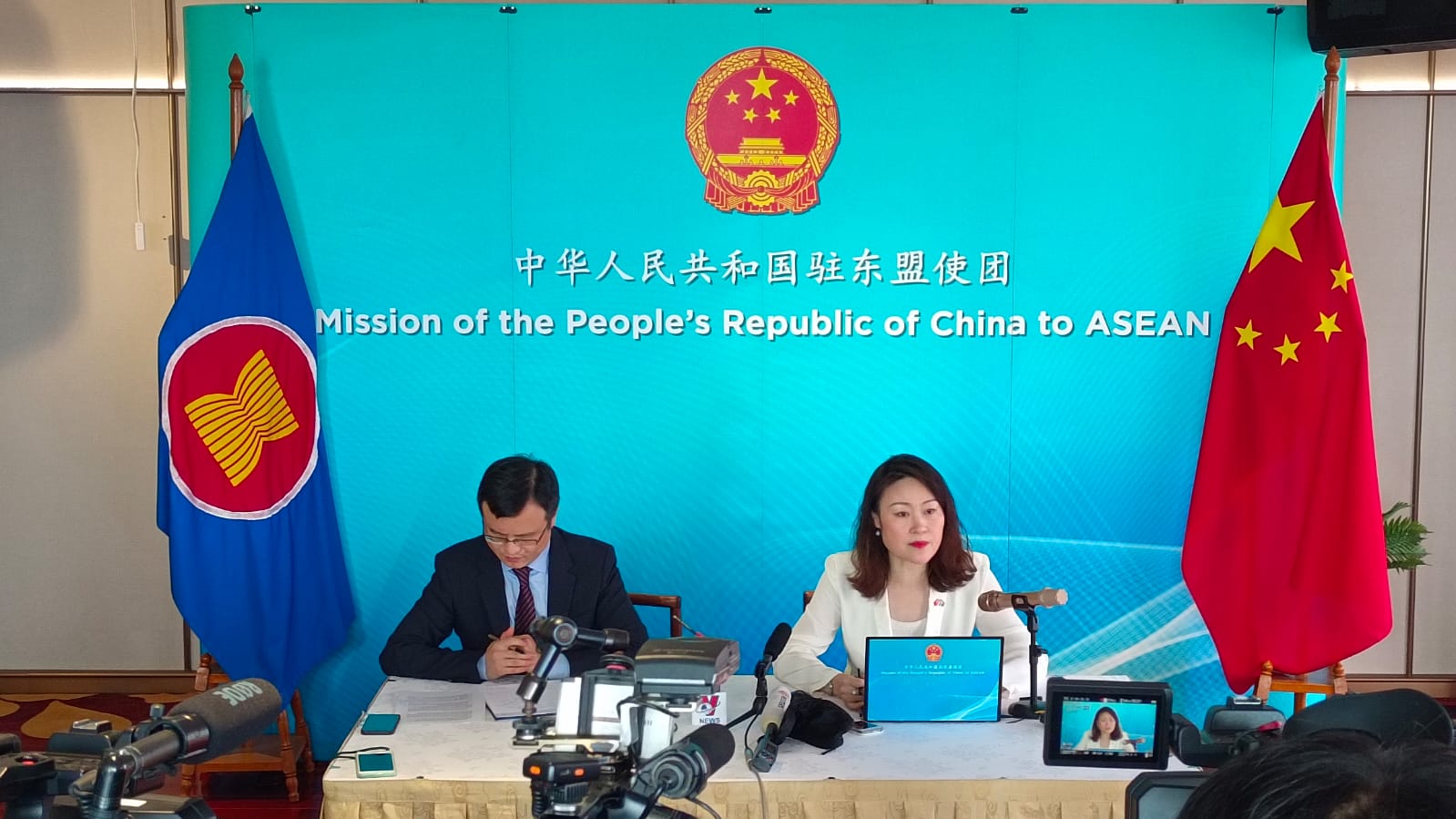 Menurut perkiraan biro perjalanan