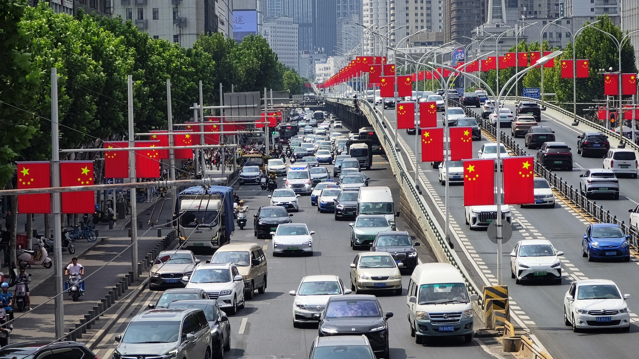 Semangat Hari Nasional: Kota-kota Berbalut Warna &#039;China Red&#039; di Shanxi, Tiongkok Utara